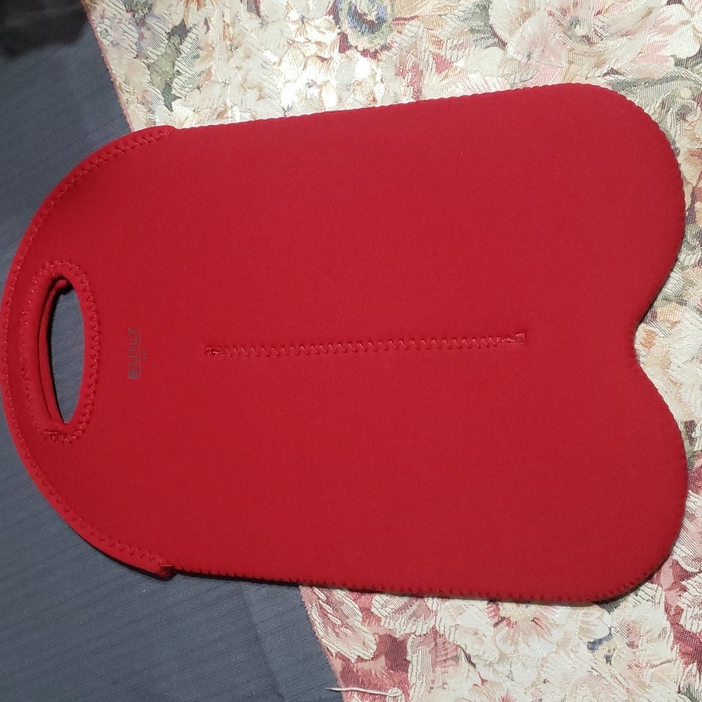 Built NY BYO Bag is insulated  to keep your wine at perfect temperatures.